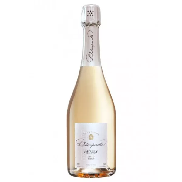 Flasche Champagne Mailly L'Intemporelle Brut 2016, von vorne gesehen, weißes Etikett auf goldenem Hintergrund
