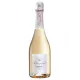 Flasche Champagne Mailly L'Intemporelle Brut 2016, von vorne gesehen, weißes Etikett auf goldenem Hintergrund