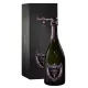 Champagnerflasche Dom Pérignon Rosé 2008 mit rosafarbenem Etikett, von vorne gesehen