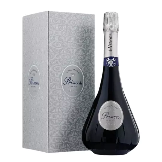 Champagnerflasche De Venoge Princes Extra Brut, Vorderansicht, silbernes Etikett auf schwarzem Hintergrund