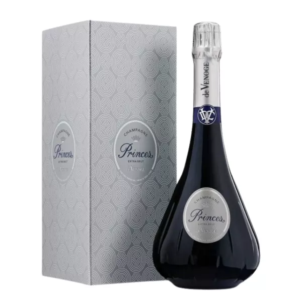Champagnerflasche De Venoge Princes Extra Brut, Vorderansicht, silbernes Etikett auf schwarzem Hintergrund