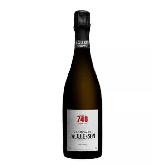 Champagnerflasche Jacquesson Cuvée 748, von vorne gesehen, weißes Etikett mit roter Aufschrift