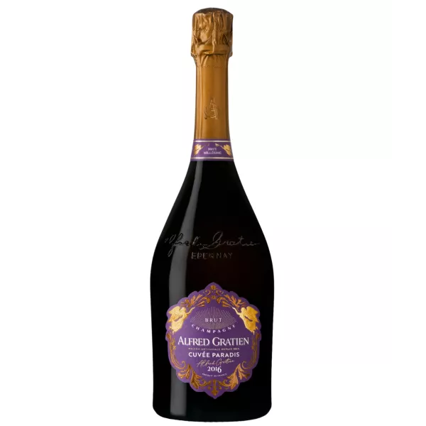 Champagne Alfred Gratien Cuvée Paradis 2016 in ein Glas gegossen, das seine goldene Farbe enthüllt