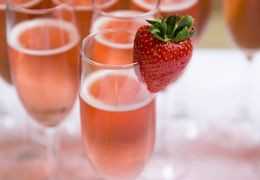 Rezept für einen Beeren-Champagner-Cocktail