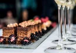 Machen Sie Champagnergelee mit Syllabub und Trauben