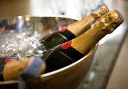 Champagner schnell kühlen: Die besten physikalischen Methoden und fatale Fehler